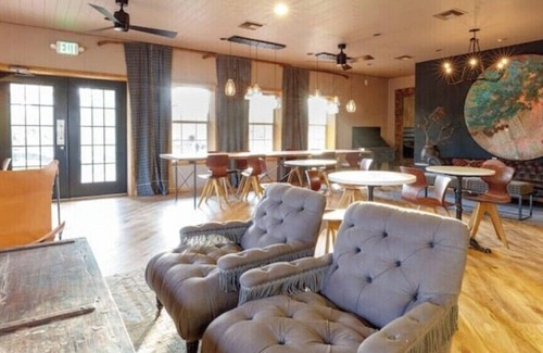Round Top Apartment | Suite IIII @ Oakbones Round Top