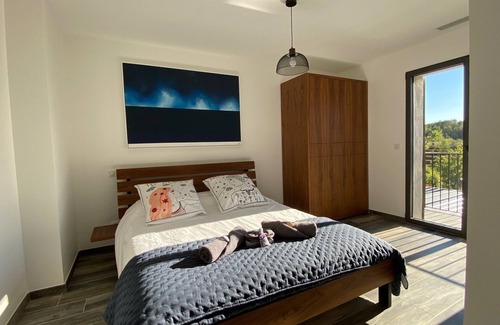 Saint-Paul-en-Foret Bed & Breakfast | Suite Kean Climatisée vue Piscine au Calme Dans le Var