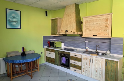 Daimiel Apartment | Suite Lujoso con Chimenea Patio y Garage Privado