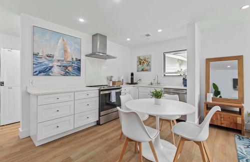 West Ashley House | Suite Magnolia, Hot Tub & Pet Friendly, Mins 2 Dwtn