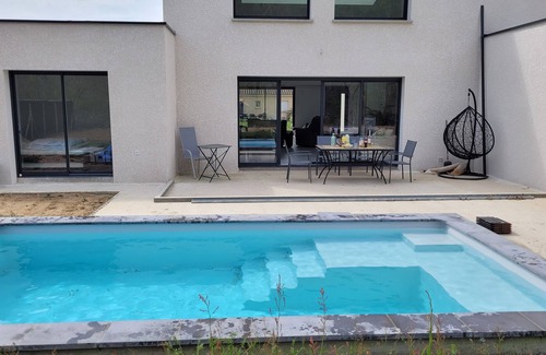 Saint-Lieux-les-Lavaur Bed & Breakfast | Suite Parentale, Avec vue sur Piscine au Coeur du Tarn