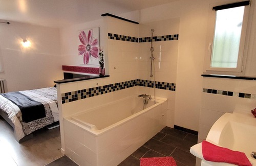 Chambly Bed & Breakfast | Suite Parentale A 2 PAS DES JO 2024