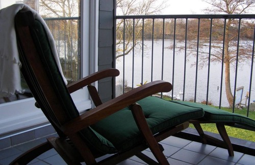 Niederkleveez House | Suite, shower or bath, toilet, lake view - Fährhaus Niederkleveez