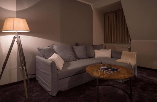 Center House | Suite, shower or bath, WC - Hotel Stadt Aurich