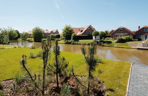 Greetsiel Apartment | Suite West | Seitliche Wasserlage