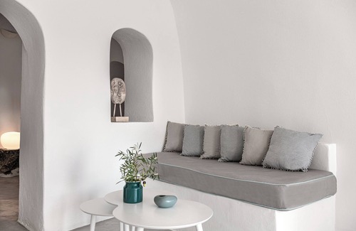 Oia Hotel | Suite with Private Hot Tub