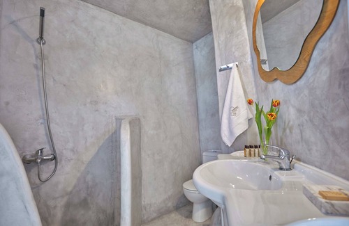Oia Hotel | Suite with Private Hot Tub