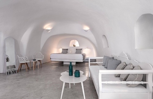 Oia Hotel | Suite with Private Hot Tub