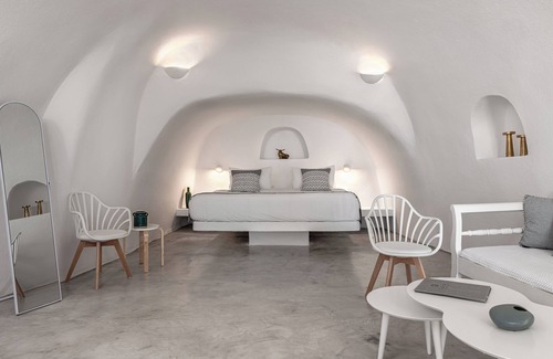 Oia Hotel | Suite with Private Hot Tub
