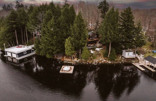 Bala Cabin | Summar Getaway on Lake Muskoka! Hottub, Canoe, Kayak, BBQ, Patio