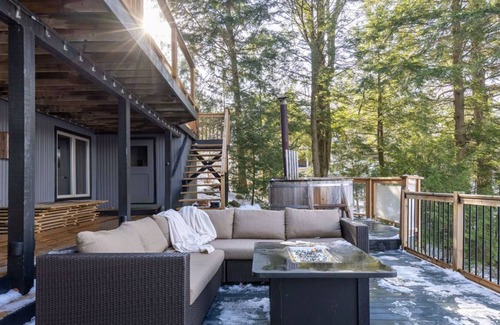 Bala Cabin | Summar Getaway on Lake Muskoka! Hottub, Canoe, Kayak, BBQ, Patio
