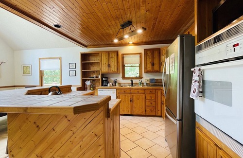 Hot Springs Cabin | Summer Beauty, Spacious Mountain House! Indoor Games! 15 min to Max Patch!