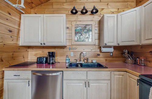 Naples House | Summer Fun, Lake View, Firepit, Outdoor grilling, walk to the lake