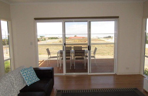 Para Wurlie House | Summer Shack ~ Spacious, Sea Glimpses from Balcony!