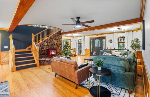 Laurelville House | Summer Specials. HotTub~Fireplace~Grill~GameRoom