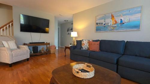 Ponshewaing House | Summerside Cape on Crooked Lake -Waterfront-Sunsets-Sleeps 12