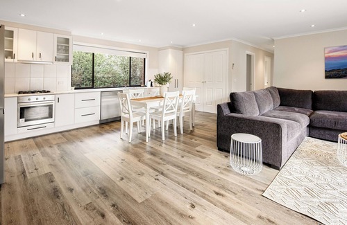 Delahey House | Summery 3BR Home by Mel Airport CBD & Watergardens