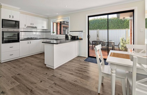 Sydenham House | Summery 4BR Home by Mel Airport CBD & Watergardens