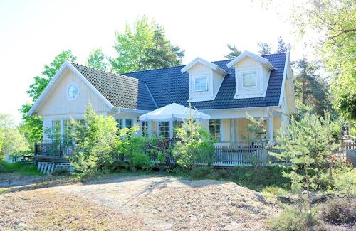 Stenhamra House | Sun All Day House