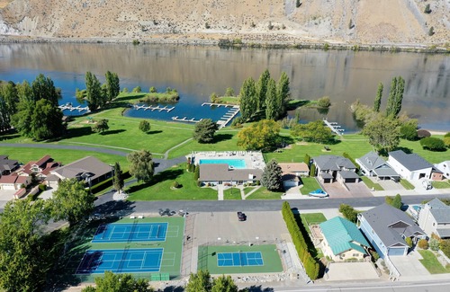 Orondo House | Sun Cove - Lake Entiat - 4 bedroom + fenced yard + Lake and Mountain views