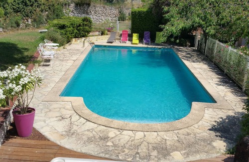 Auriol Cottage | Sun Cypress - In the shade of the cherry tree