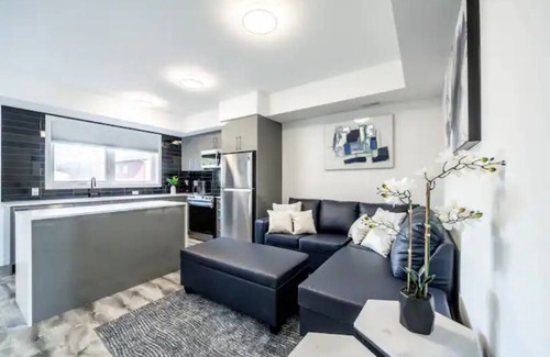 Niagara Falls Apartment | Sun drenched 3 Bed 2 Bath New Modern Townhouse