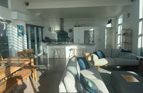 Omaha House | Sun drenched, fully fenced, relaxing family home