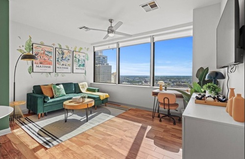 Downtown Dallas Apartment | Sun-Drenched Skyline Suite w Gym, Rooftop Pool