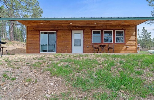 Custer House | Sun Filled Cabin Pond-Views BHBungalows #8