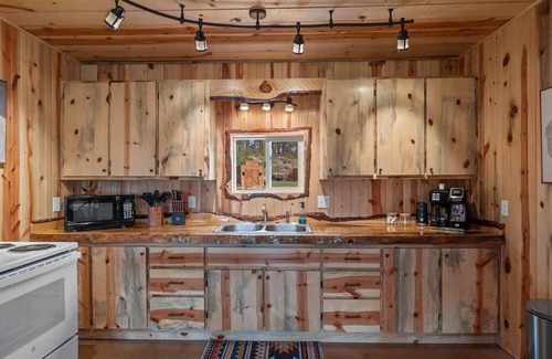 Custer House | Sun Filled Cabin Pond-Views BHBungalows #8