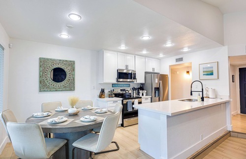 Chandler House | Sun-Kissed Delight. 3 King Bedrooms! Sparkling Pool and Hot Tub. Family Bunk Room!