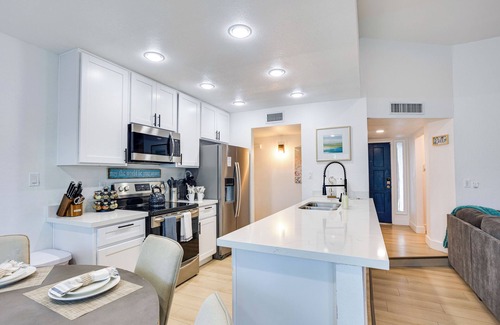Chandler House | Sun-Kissed Delight. 3 King Bedrooms! Sparkling Pool and Hot Tub. Family Bunk Room!