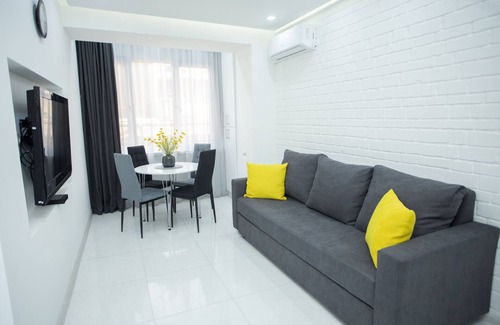 Kentron Apartment | ★Sun-Splashed Suite in City Center - FREE Parking★