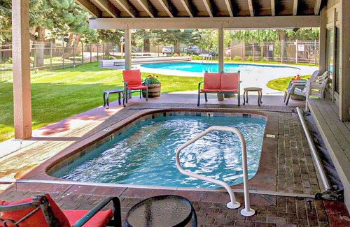 Ketchum Condo | Sun Valley #121-Cozy, Modern Bungalow, Steps away from the gondola & River Run Lodge!