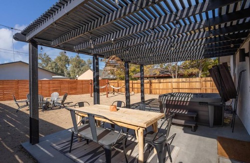 Joshua Tree House | Sunburst Hacienda Hot Tub Firepit Pool Ping-Pong
