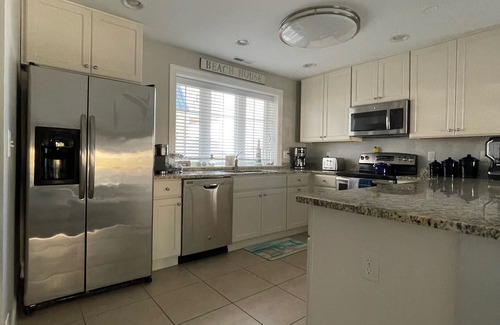 Ocean City House | Sunburst on 16th A Block from the Beach and Boardwalk! 2 Car Garage Ocean View