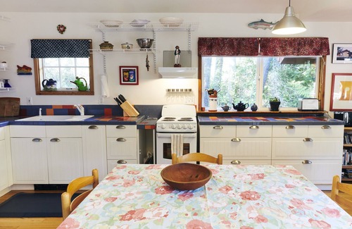 Manzanita Cottage | Sunbursts Cottage, MCA #1011, Inviting, Close-in Wooded Setting