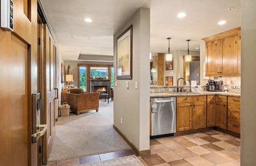 Cle Elum Condo | Suncadia golf view condo with seasonal pool and hot tub!