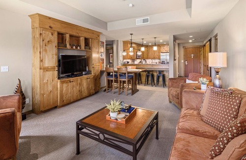 Cle Elum Condo | Suncadia golf view condo with seasonal pool and hot tub!
