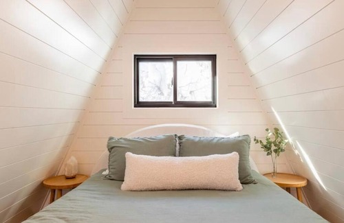 Sundance House | Sundance A-Frame 5 Min Walk to Resort & XL Hot Tub