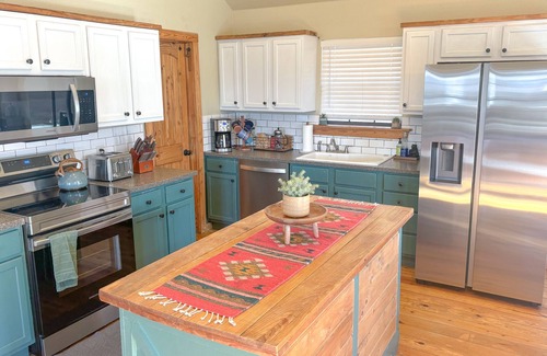 Mountainburg Cabin | Sundance Cabin - Private Ozark Mountain Retreat - hot tub & valley views!