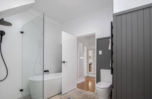 Armidale House | "Sunday" is everyday - luxury 3 bedroom home