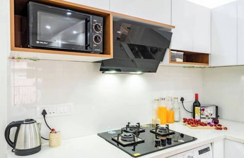 Saunta Vaddo Apartment | SundeckAvenue! 1BHK Luxury Apartment with pool Gym and WiFi