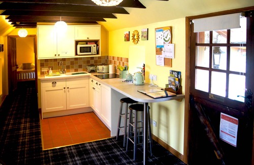 Aberchirder House | Sunflower Cottage, cosy place near the woods and river with private garden.