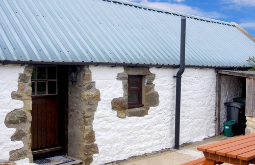 Aberchirder House | Sunflower Cottage, cosy place near the woods and river with private garden.