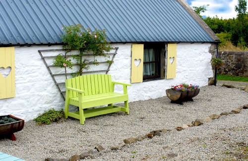 Aberchirder House | Sunflower Cottage, cosy place near the woods and river with private garden.