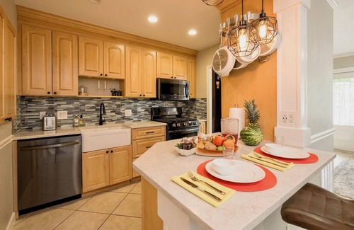Midtown House | *SUNFLOWER MELODIES @ MIDTOWN* Modern Private Home & Pool + LAST KEY SERVICES…