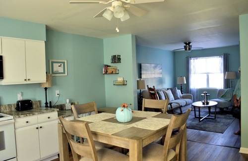Deep Hole House | Sunkissed Bliss - 2BR Townhouse - Close to Beach, NO LINENS