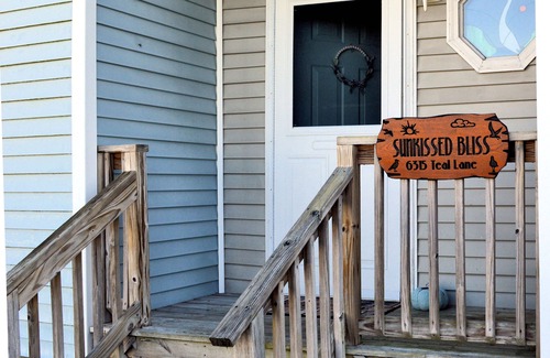 Deep Hole House | Sunkissed Bliss - 2BR Townhouse - Close to Beach, NO LINENS