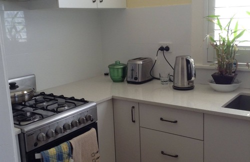North Willoughby House | Sunlit 2-bedroom house with enclosed rear yard and WiFi in North Willoughby